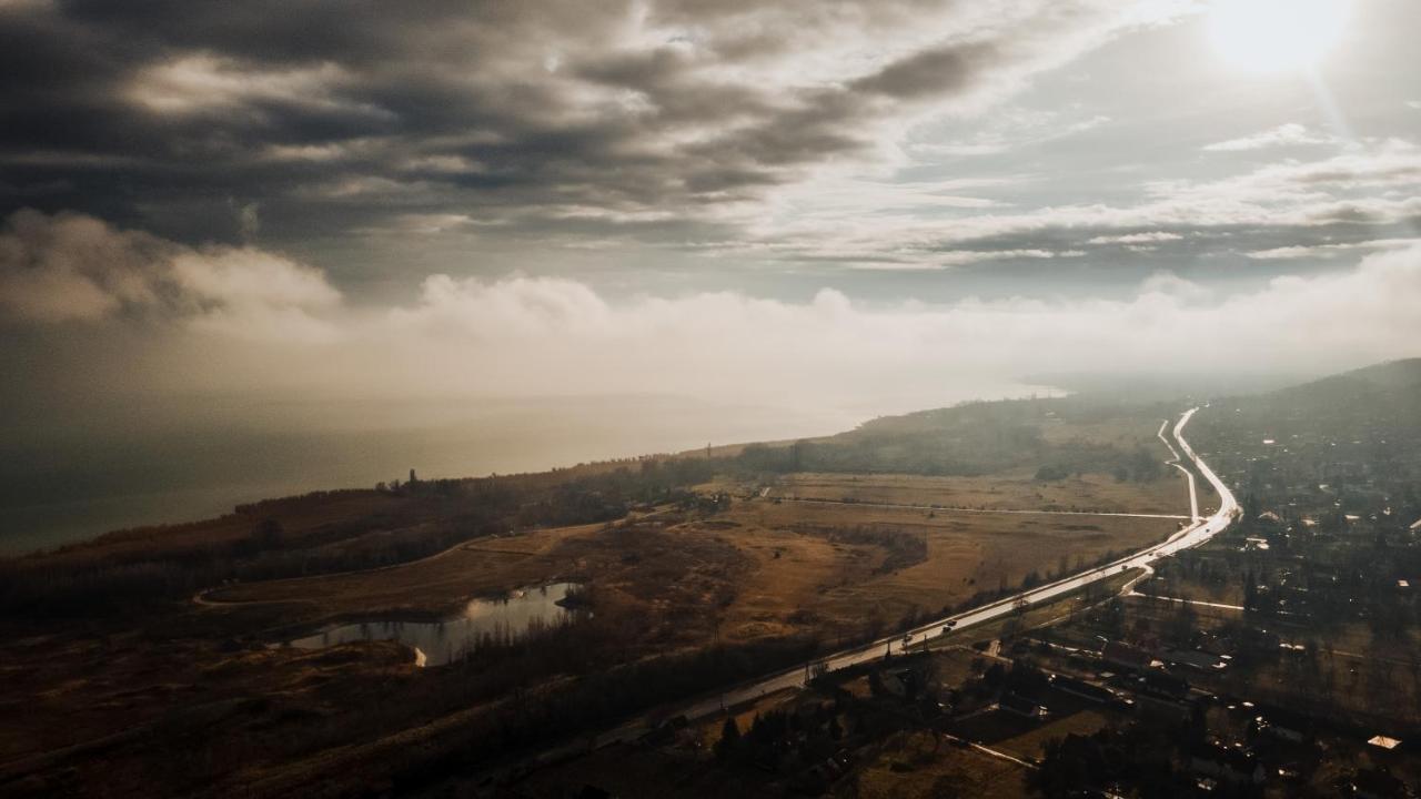 Mandulas Kabin A Kishaz Dezsaval Es Kilatassal A Balatonra Balatongyörök Dış mekan fotoğraf
