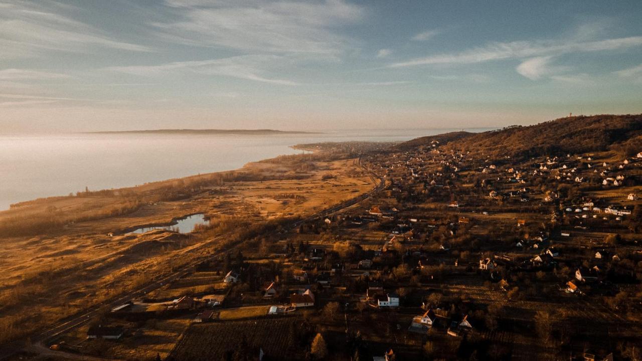 Mandulas Kabin A Kishaz Dezsaval Es Kilatassal A Balatonra Balatongyörök Dış mekan fotoğraf