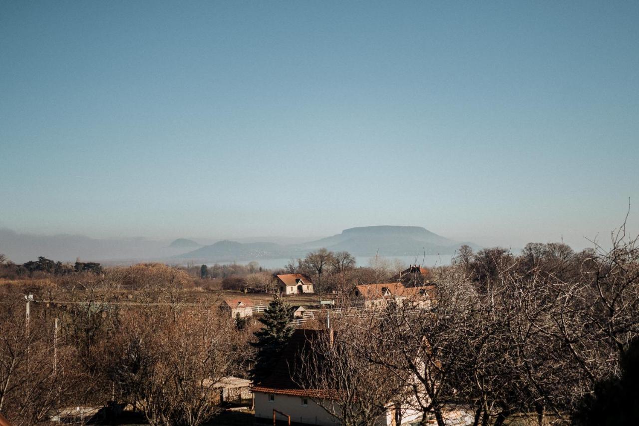 Mandulas Kabin A Kishaz Dezsaval Es Kilatassal A Balatonra Balatongyörök Dış mekan fotoğraf